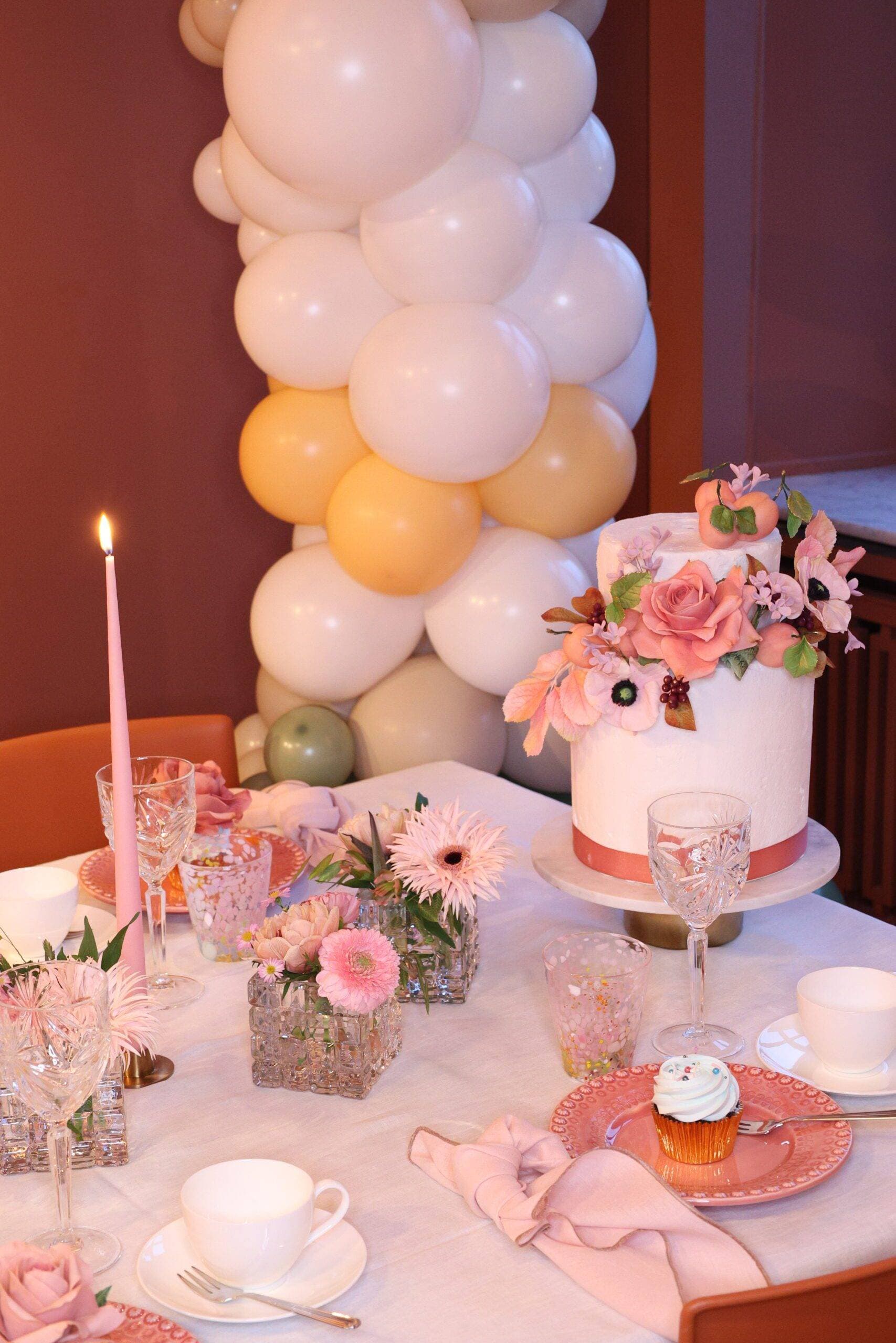Dessertbord med kake og pynt til selskap i Oslo