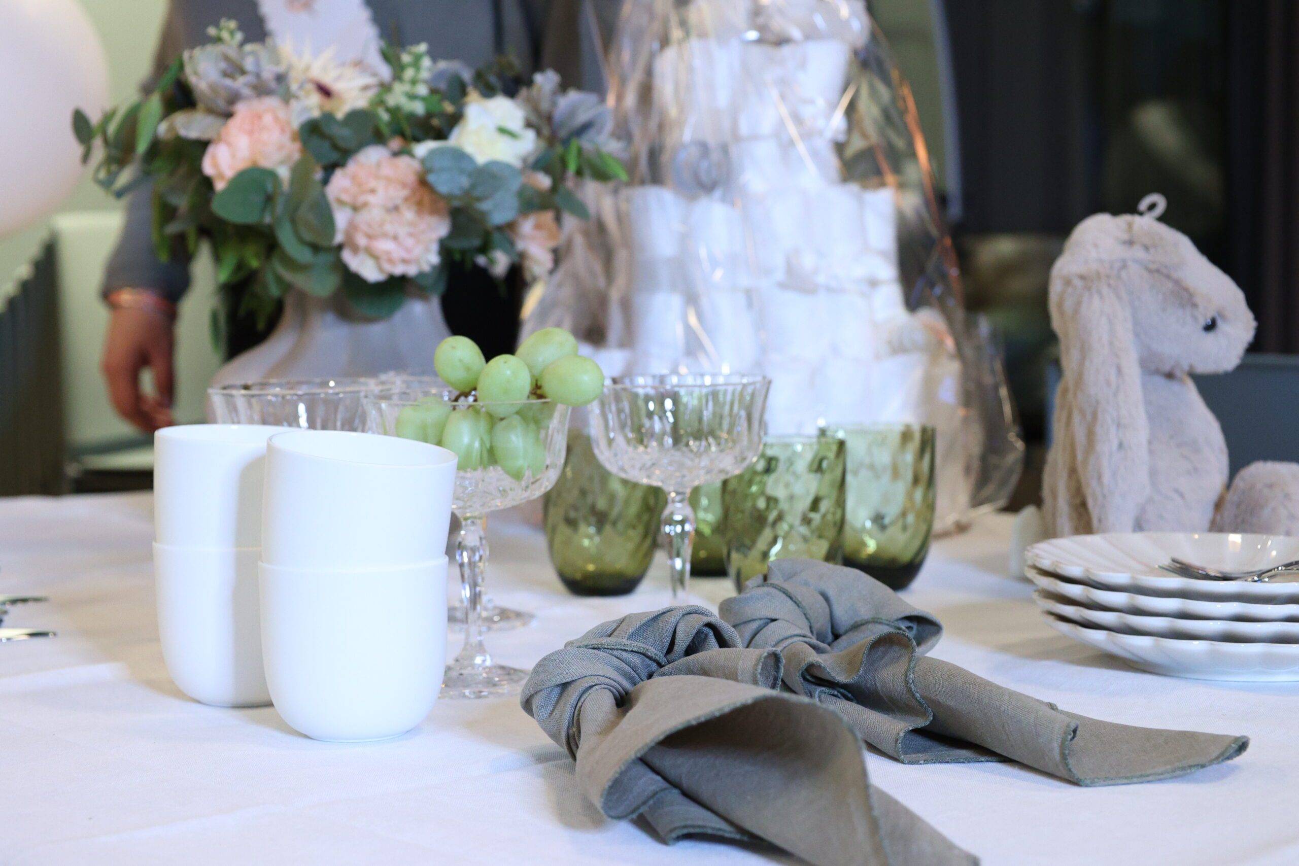 Festdekket bord med blomster og glass til konfirmasjon i Oslo
