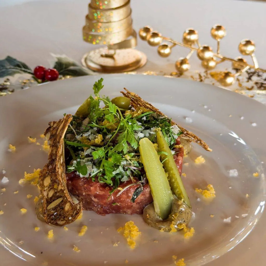 Biff tartar, gravet eggeplomme, steinsoppmajones, cornichons, rugbrødchips, persille, sjalottløk