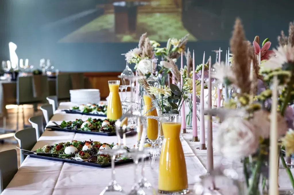 oppdekket bord på handelens hus