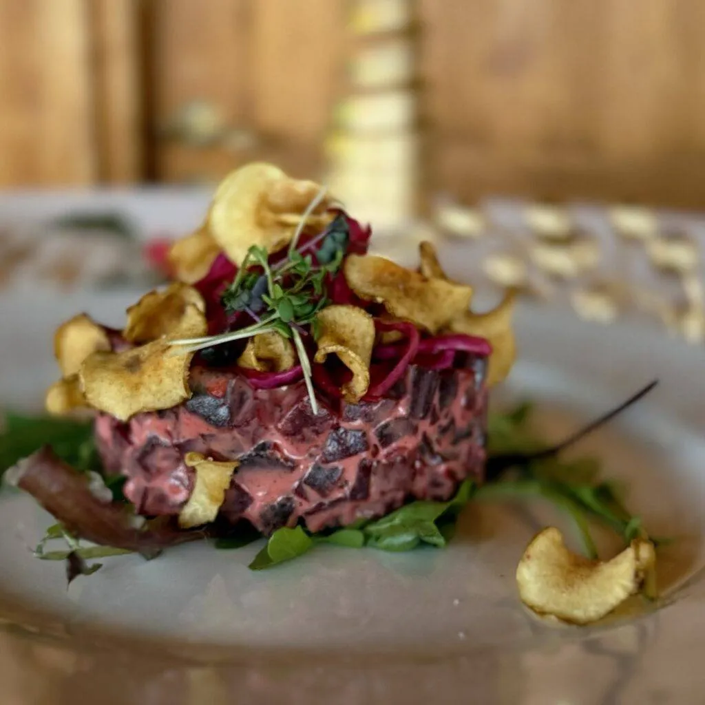 Rødbettartar med vegansk majones, rødkålkimchi, rotgrønnsakschips, salat, karse