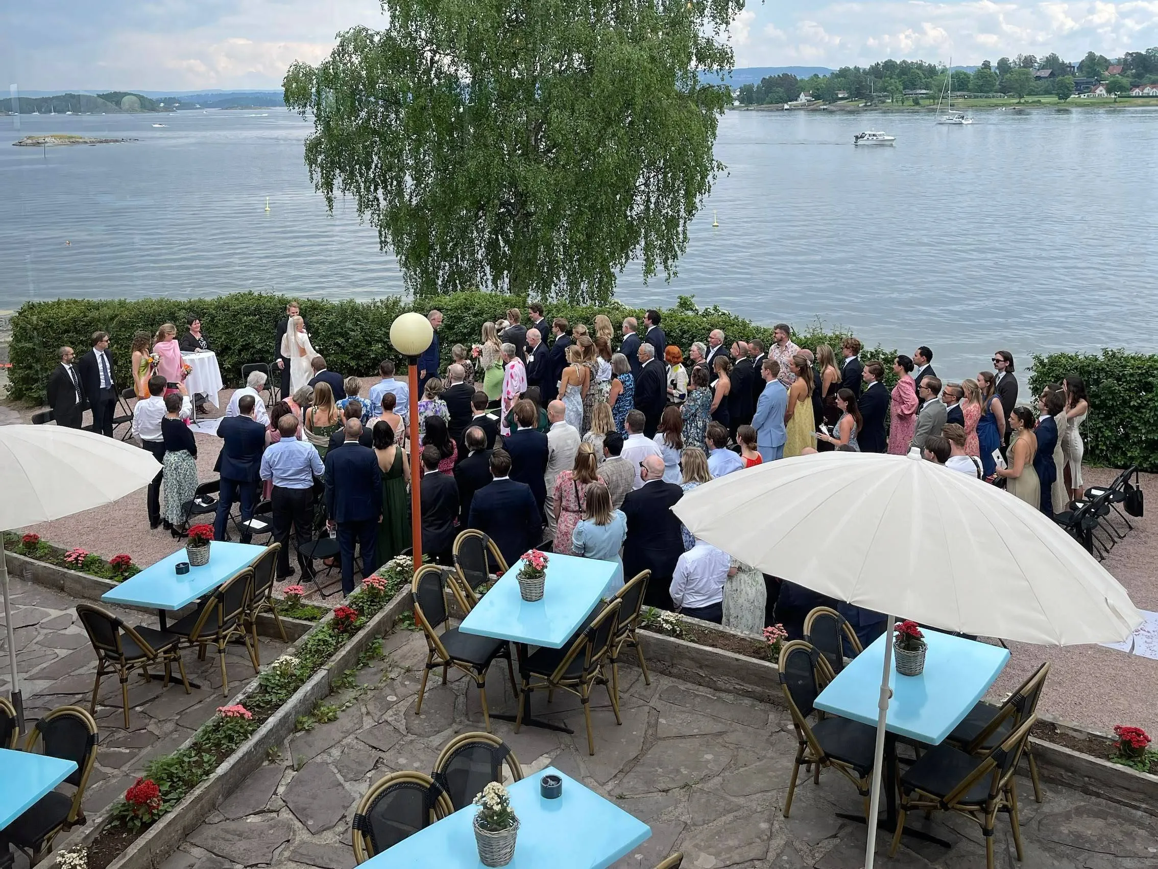 Feir brylllup ved sjøen