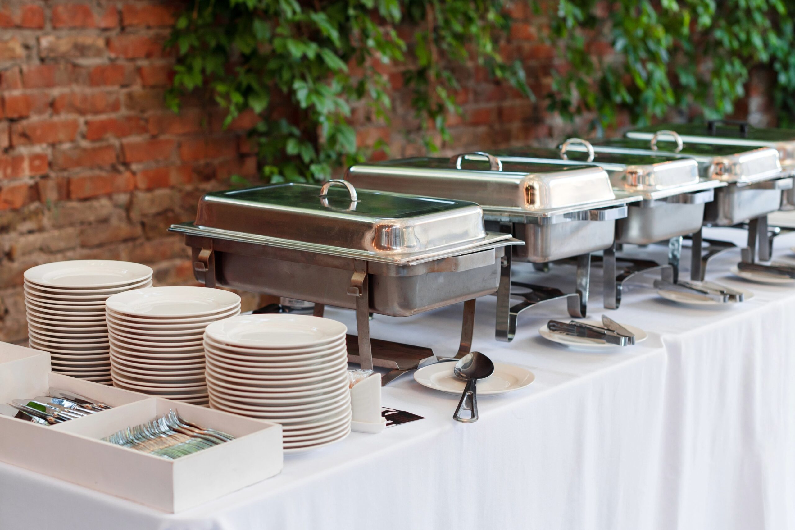 Oppdekket cateringbuffet med mat beregnet til antall gjester