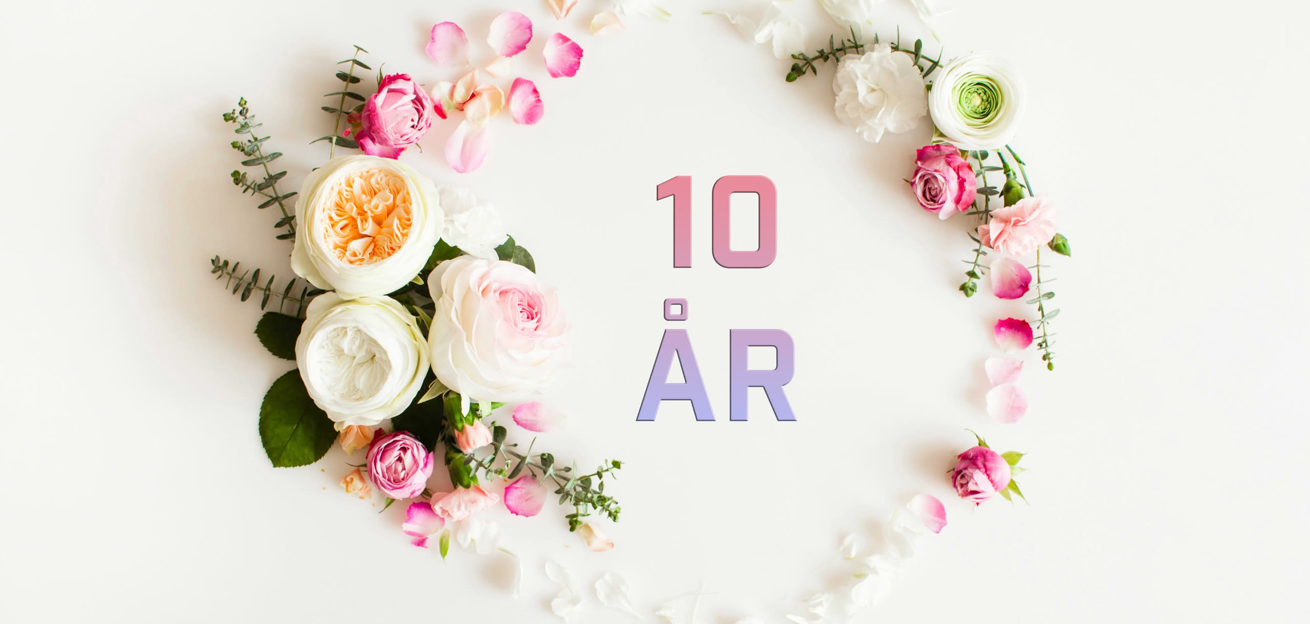 Par som feirer 10 år bryllupsdag med middag og champagne